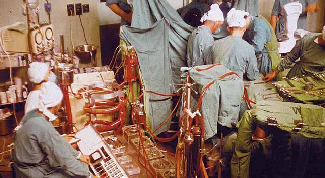 VELÜNK ÉLŐ TÖRTÉNELEM 50 éve végezték el az első szívátültetést Egy tragédia kellett ahhoz, hogy dr. Christiaan Barnard megmenthessen egy életet.