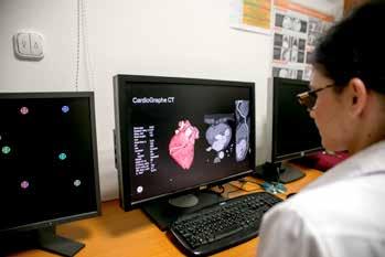 TUDOMÁNY TECHNIKA Egy szívdobbanásnyi idő alatt készít teljes körű felvételt a koszorúerekről és a szívről az ország legmodernebb szív-ct-készüléke a Semmelweis Egyetemen.