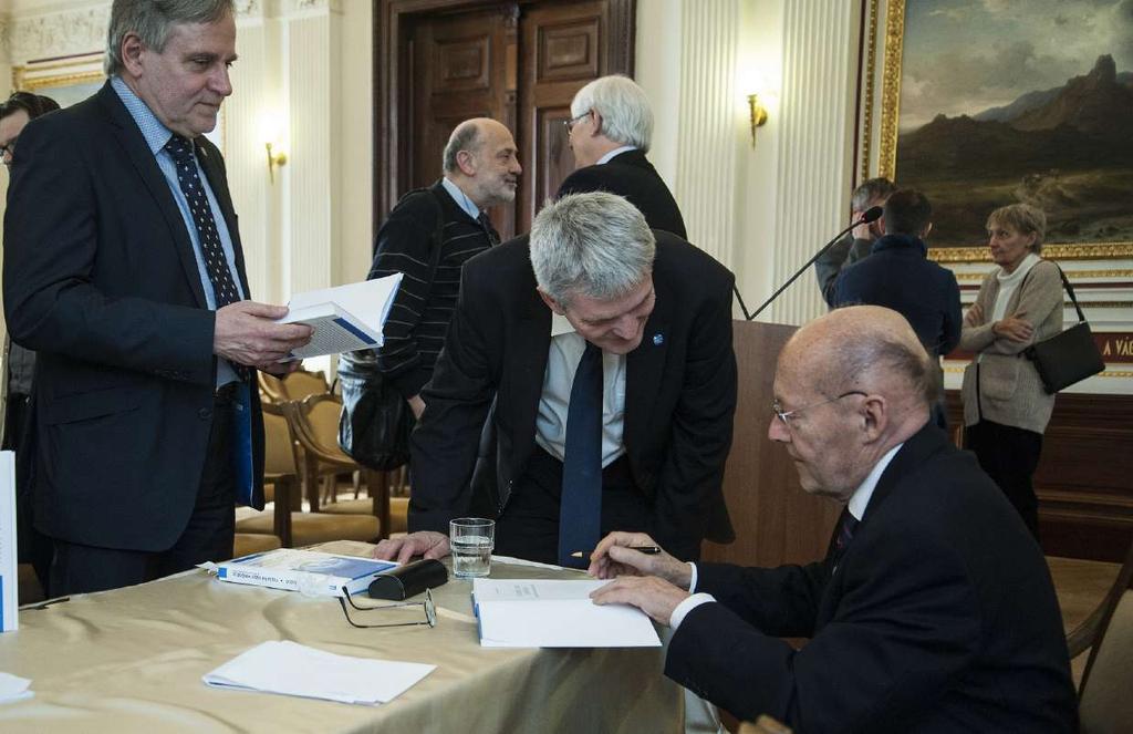 ÁGAZATI KÖRKÉP SOMLYÓDY LÁSZLÓ: FELSZÍNI VÍZEK MINŐSÉGE MODELLEZÉS ÉS SZABÁLYOZÁS GAYER JÓZSEF KÖNYVISMERTETŐJE Prof.Dr.