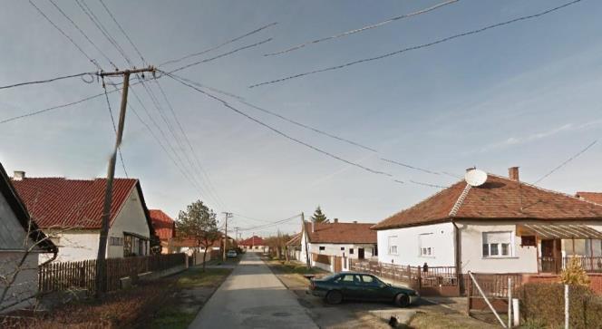 Ahogy a képen is jól látható itt földszintes, magastetős, családiházas beépítés a jellemző.
