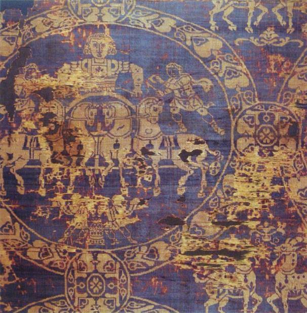 A SELYEM EURÓPÁBAN I. Láttam erősen csillámló ingét is a testén: / éppenolyan volt, mint száraz hagymának a héja. / Oly puha volt, és mint a nap, úgy ragyogott az a szép ing.