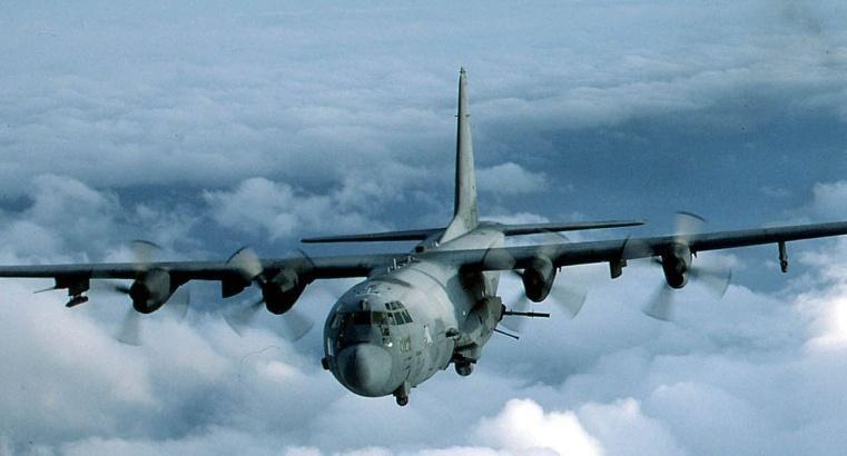 vagy nagy magasságon deszantként ledobhatják. Rendkívül rugalmas a repülőgép, képes leszállni tábori durva talajú repülőtereken is [29]. 4. kép: C-130 szállítási feladat ellátása közben 4.