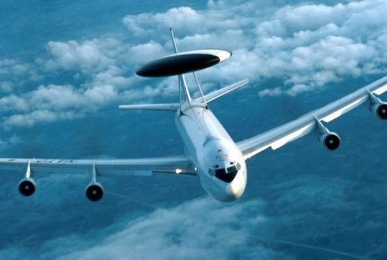 A földi rádiólokációs rendszer mellett a légi célok felderítésében fontos szerepe volt az egyesített légi és légvédelmi rendszerhez tartozó AWACS (E-3C) 33 repülőgépeknek, az U-2R, a Bucanner 34 és