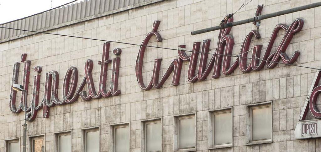 A városképileg jó reklám, cégfelirat elegáns, színezése visszafogott, mérete kisebb, megjelenése nem zavarja a környezetet.