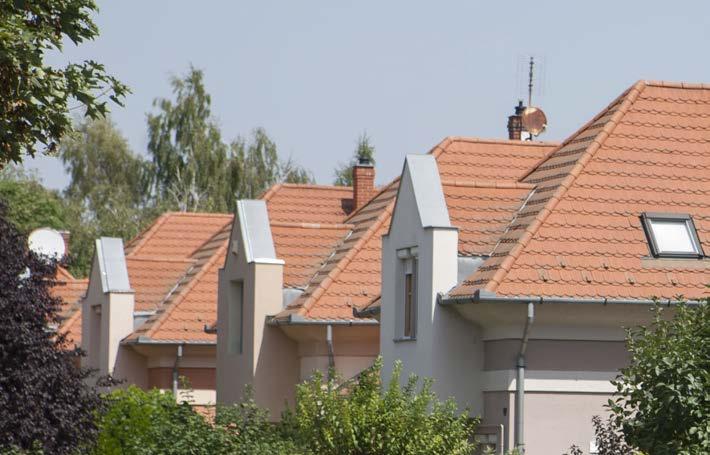 A tetőszerkezet hajlásszöge nagyban befolyásolja tetőfelületek anyagának megválasztását.