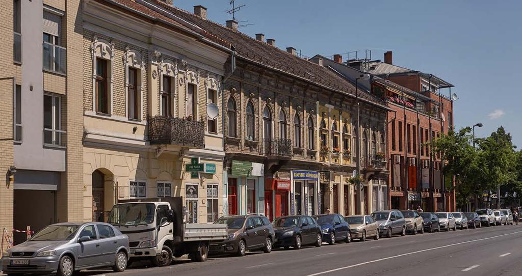 Mozgalmas utcai homlokzatuk mellett kiegyensúlyozott utcaképet alkotnak, méltóságot sugároznak. A zártsorú beépítések földszintjén üzletek, az emeleten lakások, irodák kaptak helyet.