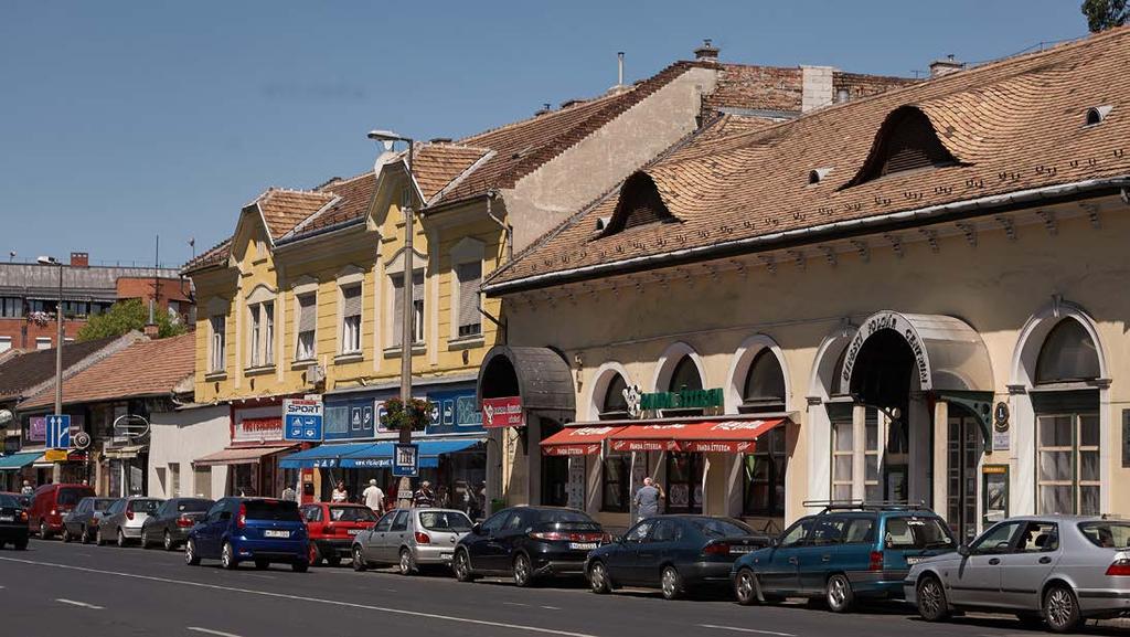 Cégérek, reklámok mértéktartó elhelyezésére kell törekedni, hogy azok illeszkedjenek a városközpont karakteréhez.