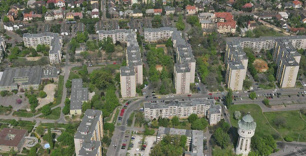 A Központi lakótelep az Árpád út északi és déli oldalán terül el.