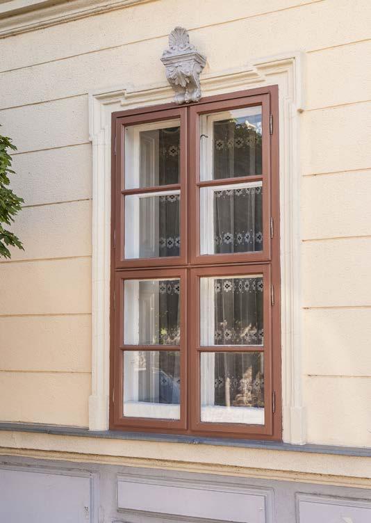 párhuzamosan cserépfedéssel borítottak. Az udvari szárnyak a telkek oldalhatárain állnak, az udvari, keskenyebb házrészeken a félnyeregtetők a kertek felé lejtenek.