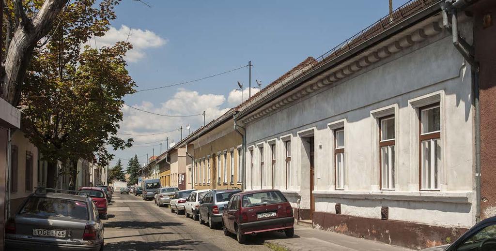 Ma is több komfort nélküli, félkomfortos, kis alapterületű lakásban élnek a környéken, egy udvaron akár 5-6 család.