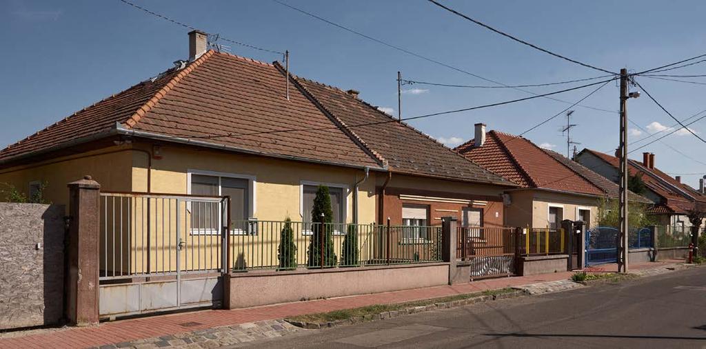 A Fóti út északi oldalán felépült Északi kertváros a délebbi területekhez képest sűrűbb kertvárosias beépítési forma.