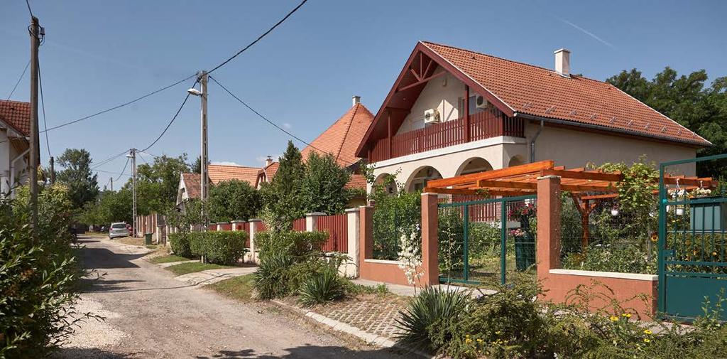 Sok esetben olyan építési anyagokat használtak, melyeket a gyárak melléktermékeiből állítottak elő. Az épületek egyszerűsödnek, dominánsan ikerházas beépítést találunk.