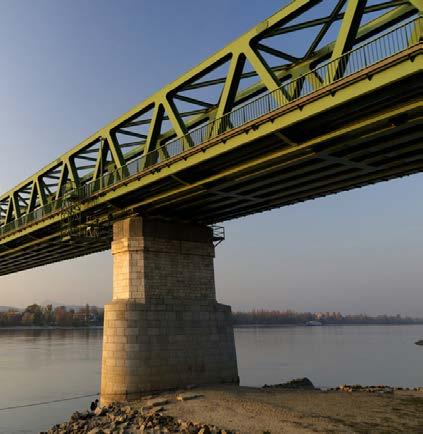 század első feléből származó historizáló/szecessziós várost két nagy lakótelep modern és Káposztásmegyer esetében posztmodern eleme egészíti ki.