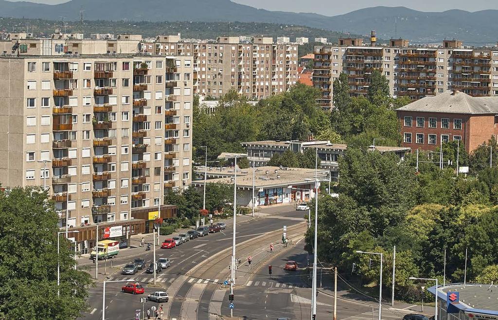 A Városközpont 1970-es években épült lakótelepe és a régi város egymással erős diszharmóniában találkozik, de mégis egy városi együttesként hat.