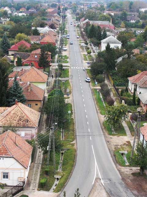 A települést kettészeli a Budapest-Pécs vasútvonal, amelytől DK-re az Ófalu, attól ÉNy-ra az Újtelep található.