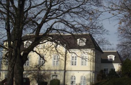 egyedülálló tagja van a kisközösségnek, akik azóta intézményesített formát, egyesületet is alapítottak 2016-ban, Otthon Európában néven.
