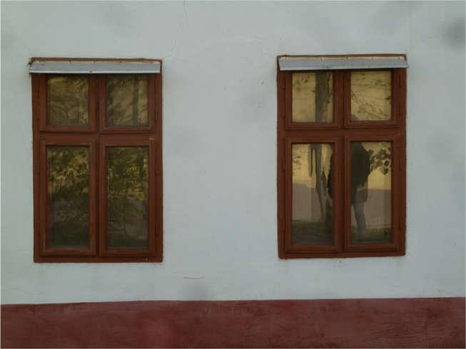 Balra lent: tégla nyíláskeretes osztott szárnyas ablakpár és meleg színek