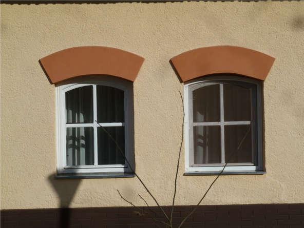 58 Balra: felújított-átépített épület ablakpárja, mai építési