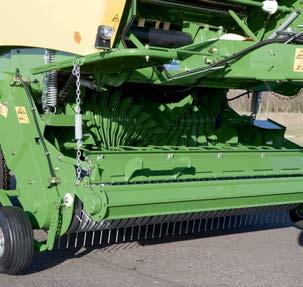 KRONE-EasyFlow: a vezérlőpálya nélküli rendfelszedő munkaszélessége a Comprima bálázó-csomagoló kombinációinál 2.150 mm (DIN 11220 szabvány szerint). A kb.