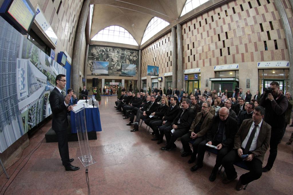 Ilyen lesz a debreceni főpályaudvar! Papp László polgármester sajtótájékoztatón mutatta be az új debreceni főpályaudvar elkészült terveit a Nagyállomás utasvárójában 2015. november 12-én.