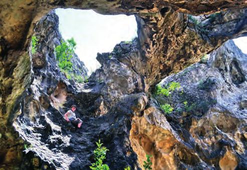 Egyedülálló növényvilága és barlangjai miatt a Duna-Ipoly Nemzeti Park fokozottan védett területei közé tartozik. Maga a Strázsa-barlang le van zárva, csak szakmai érdeklődők látogathatják.