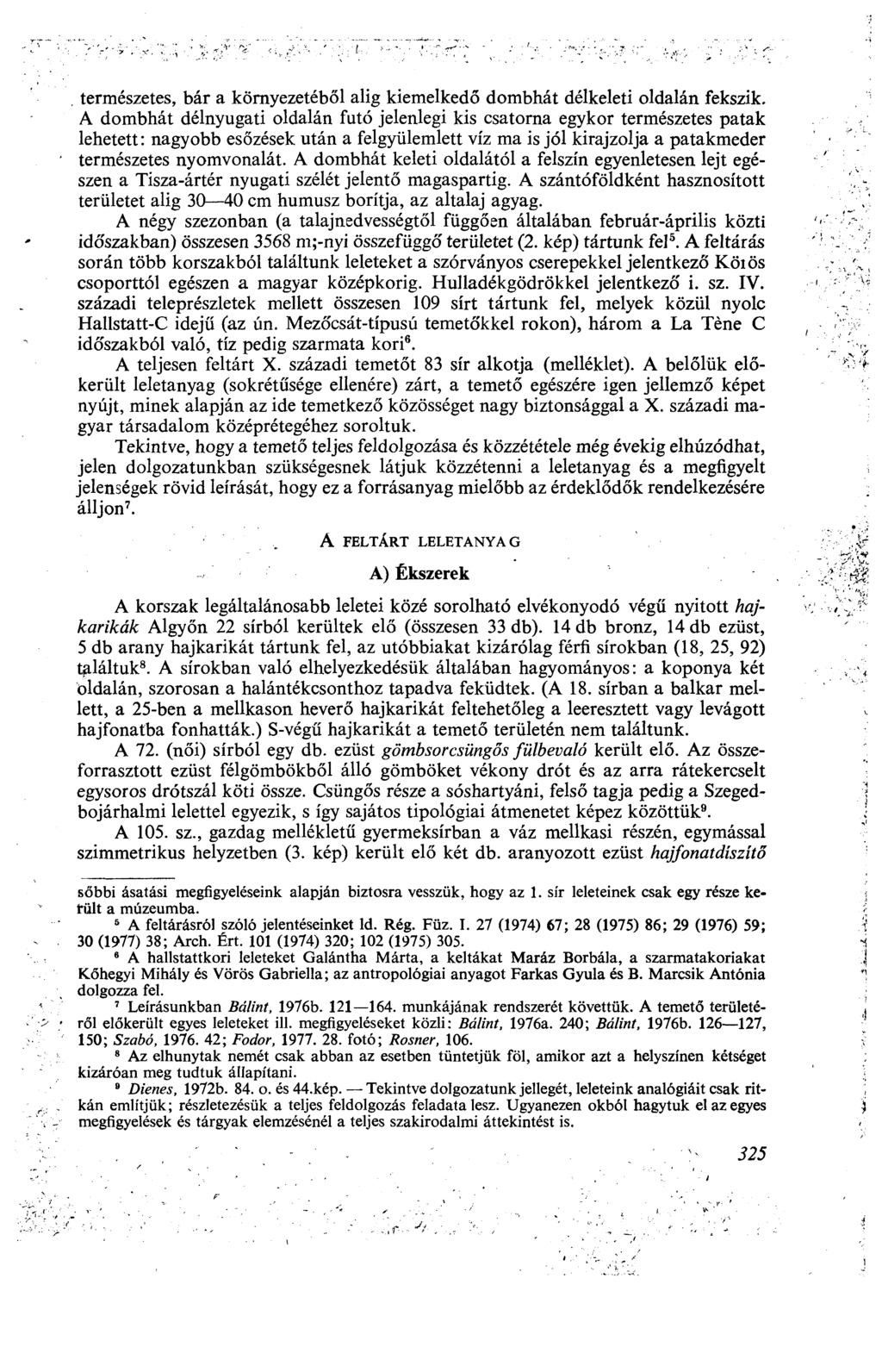 természetes, bár a környezetéből alig kiemelkedő dombhát délkeleti oldalán fekszik.