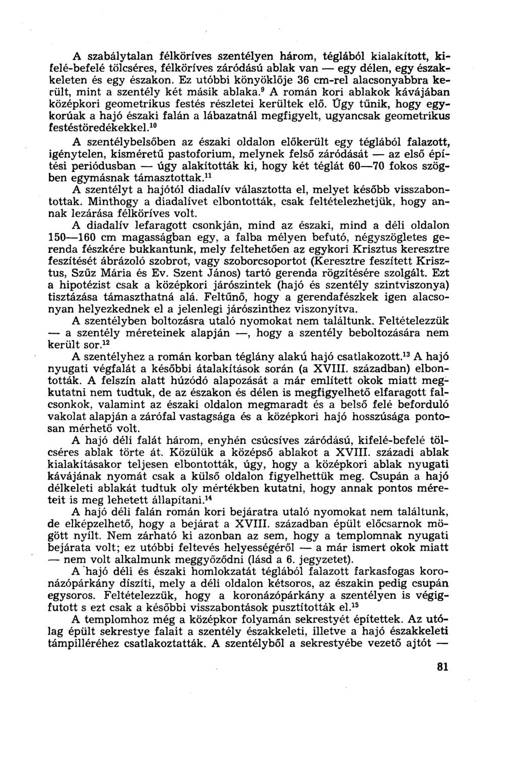 A szabálytalan félköríves szentélyen három, téglából kialakított, kifelé-befelé tölcséres, félköríves záródású ablak van egy délen, egy északkeleten és egy északon.
