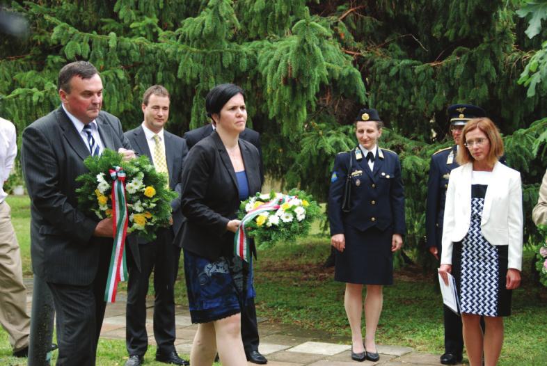Németh Zsolt a környezetügyért, agrárfejlesztésért és hungarikumokért felelős államtitkár koszorúz Buda István elnökhelyettes és Radics Kornélia elnök, mögöttük Rácz András HÁT, Péliné Németh Csilla