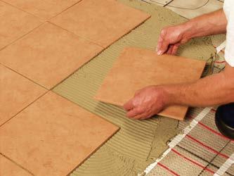 A szőnyeg alja öntapadó, ezért könnyen a padlóhoz rögzíthető.