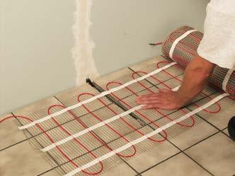 A háló bevágása után a szőnyeg fektetése folytatható, a művelet többször is megismételhető.
