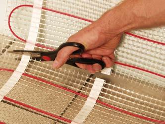 A lefektetett szőnyegekre rakható a flexibilis csemperagasztó, vagy az aljzatkiegyenlítő.