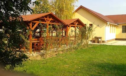 A kerti építmények a főépülettel azonos építőanyagokból, vagy azzal harmonizálva készüljenek.