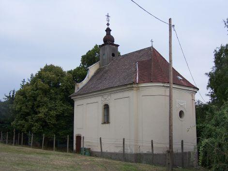A kápolna. A XVIII. században a francia eredetű L'Huilliere család kezére került, akik a vár kőanyagából a Várhegy aljában, az 1780-as években kastélyt és 1788-ban kápolnát építettek.