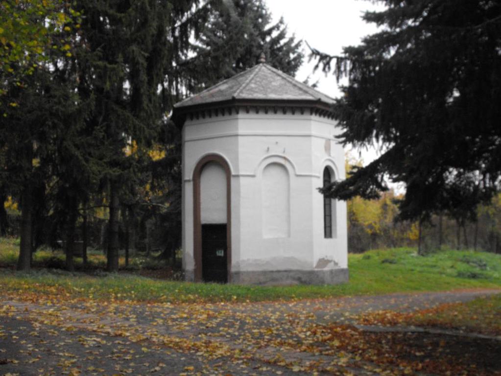 A copfstílusban épült műemléki oltalom alatt álló római katolikus kápolnát ma már nem használják, a szentmiséket a modern templomban tartják.