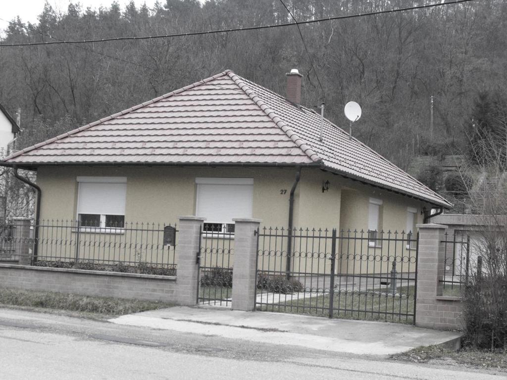 csak kellően széles telek esetén érdemes alkalmazni, ott is meggondolással: ne vágja ketté a kertet első és hátsó kertre. A kertes házak elengedhetetlen kelléke a megfelelő méretű tároló.