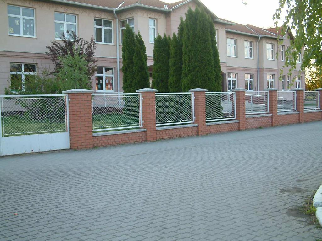 homlokzaton szimmetrikus kialakítással.