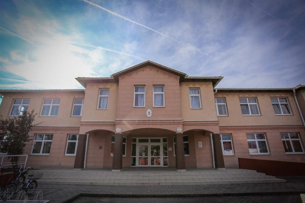 A jól megválasztott homlokzat képzés mint például a ezen az épületen alkalmazottvakolat és színezés lábazat