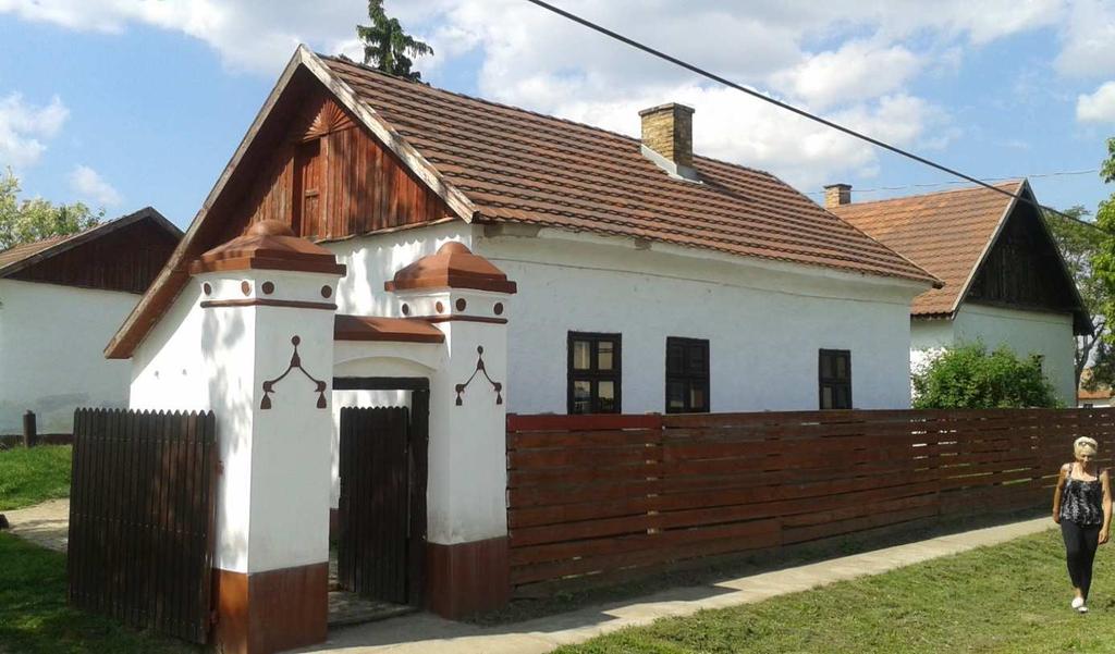 BEVEZETÉS 1 Az építészet a formák rendszerbe szedésével rendet teremt, letisztult szellemi alkotást hoz létre:a formákkal érzékeinkre hat, plasztikai élményeket vált ki, e kapcsolatrendszerrel mély