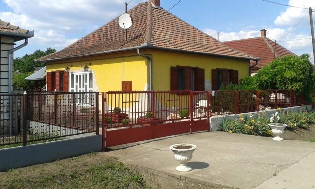 Védett épületek esetén a védett érték, határozza meg a színt. Az ablakok kialakítása, formája, osztásrendje a funkció függvénye is.
