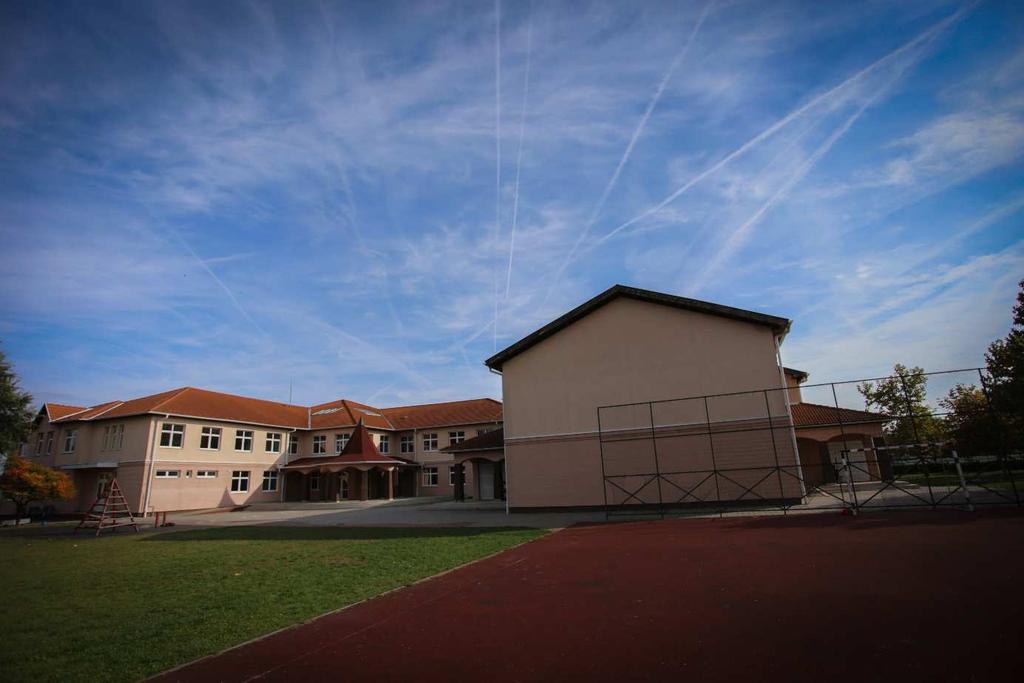 Oktatási épület Az 1990 es évek közepén épült iskola épület meghatározó településszerkezeti településképi elem, egyben hangsúlyos térfala a