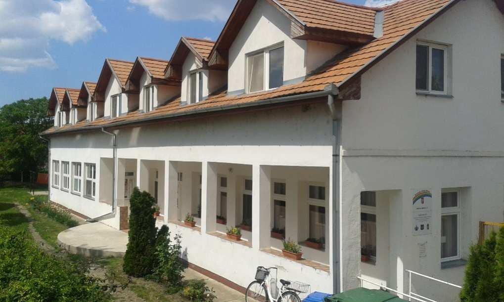 közlekedőjével a helyi tornácos épületek