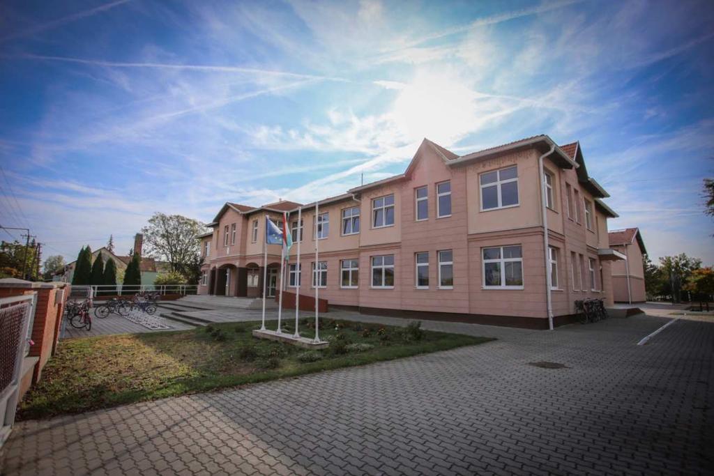 TETÉTLEN BEMUTATÁSA 2 Településtörténet, településkarakter, általános külső - belső településkép A hagyomány szerint az építészet három alapköve a hasznosság, a tartósság és a szépség.