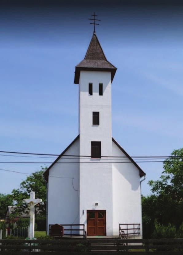 Romantikus kétszintes tornya a főhomlokzatból emelkedik ki, nyolcszögű gúlasisak koronázza.