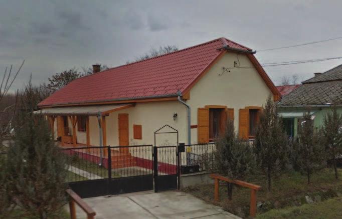 Az egyes helyiségek egymásból vagy külön-külön az udvarról, folyosóról közelíthetők meg. Hazánk paraszti lakóházainak nagyobb része e típusba tartozik. A 14 15. sz.