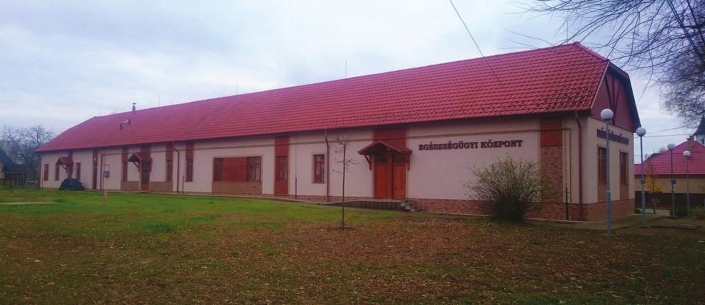 Építészeti útmutató 31 HOMLOKZATKÉPZÉS, ANYAGHASZNÁLAT A túldíszített, túlszínezett épület hamar elveszti érdekességét, és utána inkább zavaróan hat a nyugodt, tiszta településképben.