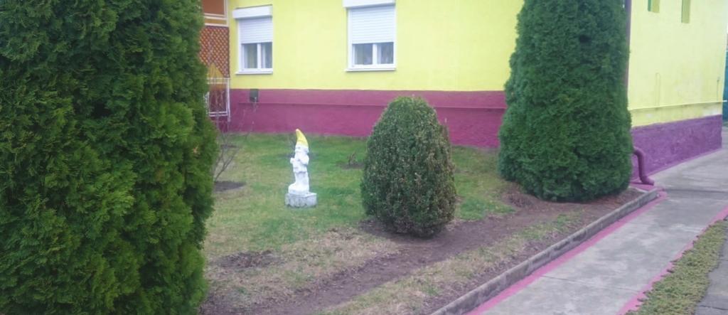 34 Építészeti útmutató KERTEK A tájba illesztés során a hagyományos településkép megőrzése az elsődleges cél.