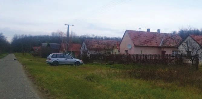 A legtöbb épület földszintes kialakítású, van néhány kivétel melyeknek tetőtere is beépített.