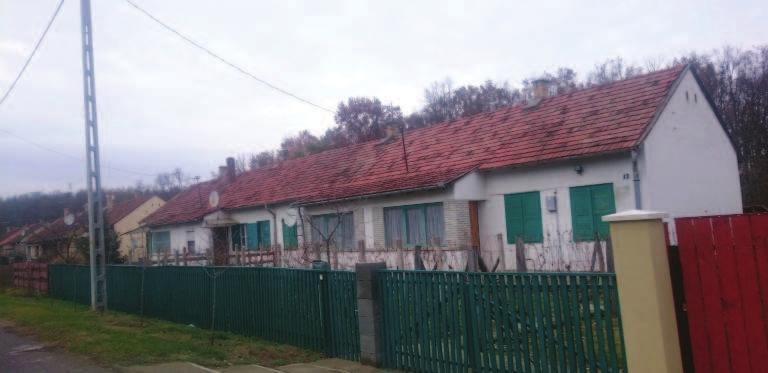 42 Építészeti útmutató TETŐFORMA A tetőforma ne legyen túlságosan tördelt, benne ne legyenek ugrások. A legegyszerűbb a nyeregtető alkalmazása, akár csonka konty kialakítással is.