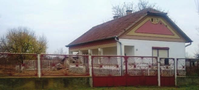 Általában hagyományos oromfalas (csonkakonttyal vagy anélkül) homlokzatú házak sorakoznak az utcákban.
