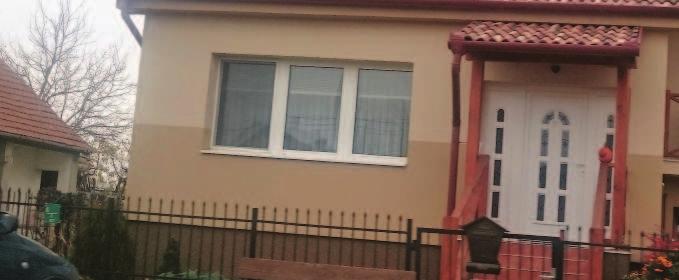 A nyílászárók javasolt színe világos, természetes fa szín vagy olíva zöld, vagy ezek szürkével tört árnyalata.